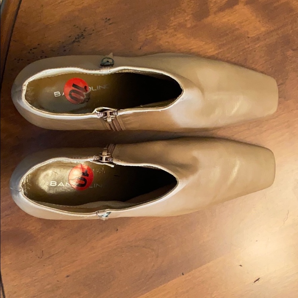 Bandolino tan bootie heels